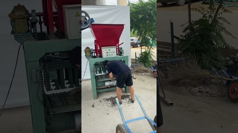 Hydraulic press for making bread pavement tiles